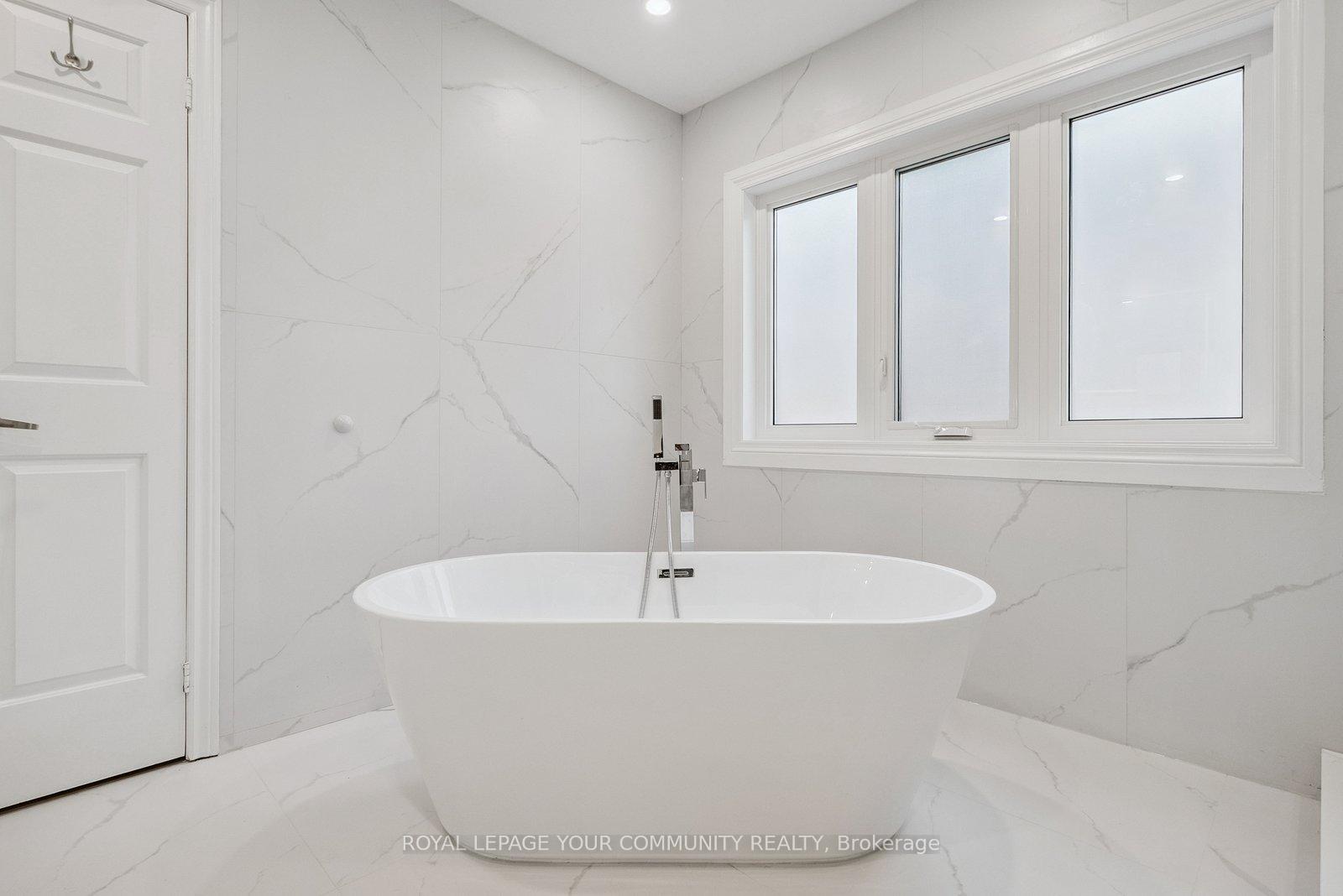 Photo 23 of 136 Markwood Lane, Vaughan, Crestwood-Springfarm-Yorkhill — HOMEH