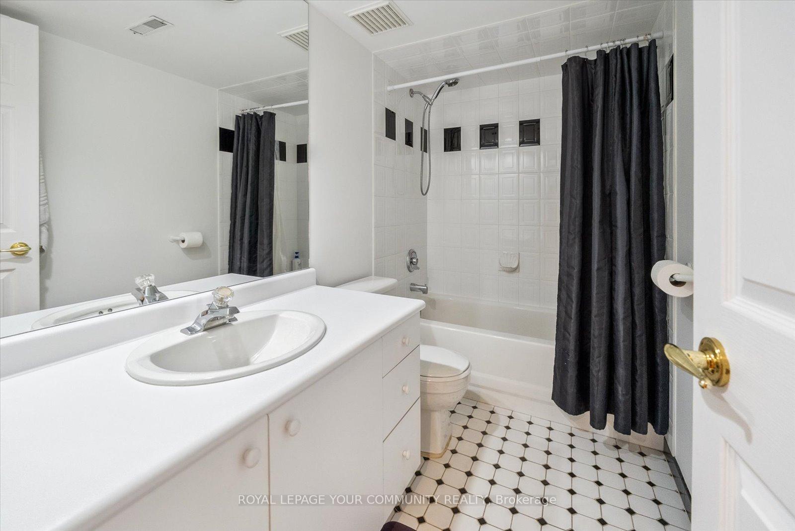 Photo 37 of 136 Markwood Lane, Vaughan, Crestwood-Springfarm-Yorkhill — HOMEH