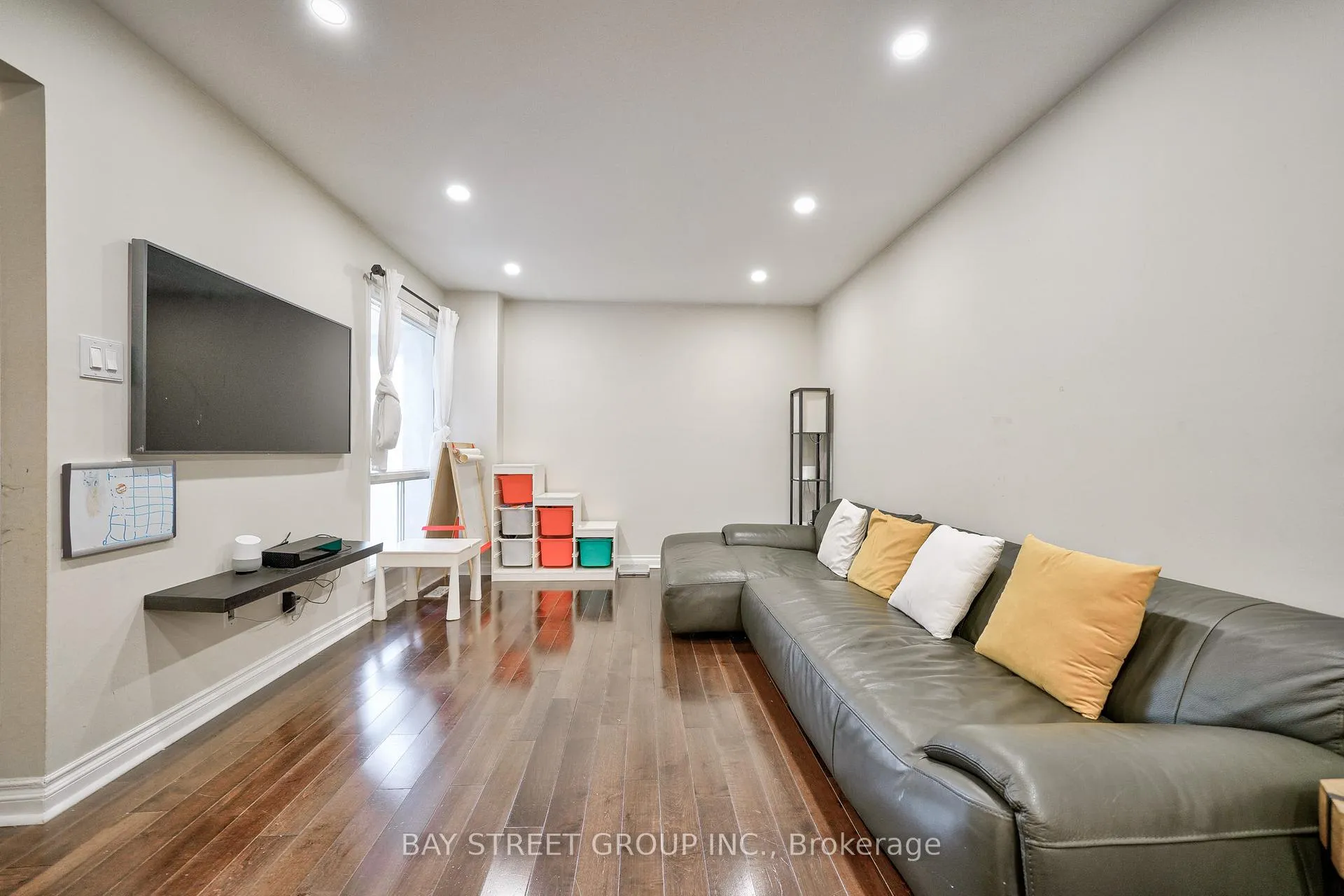 Photo 8 of 105 Patrice Crescent, Vaughan, Crestwood-Springfarm-Yorkhill — HOMEH