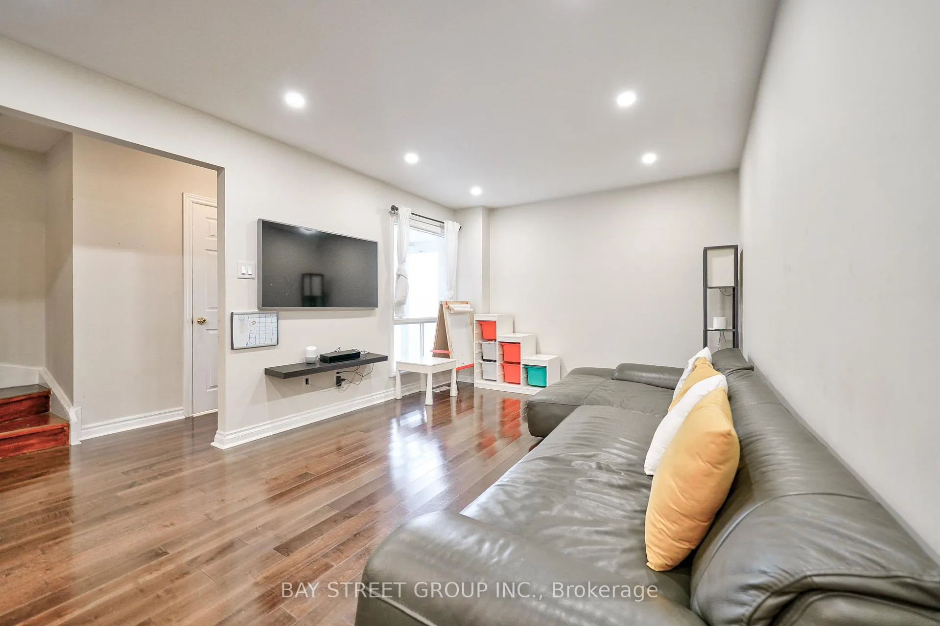 Photo 9 of 105 Patrice Crescent, Vaughan, Crestwood-Springfarm-Yorkhill — HOMEH