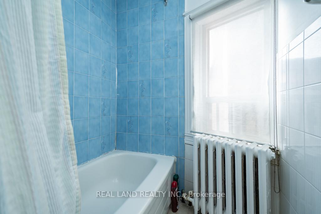 Photo 4 of Unit Upper, 518 Manning Avenue, Toronto, Palmerston-Little Italy — HOMEH