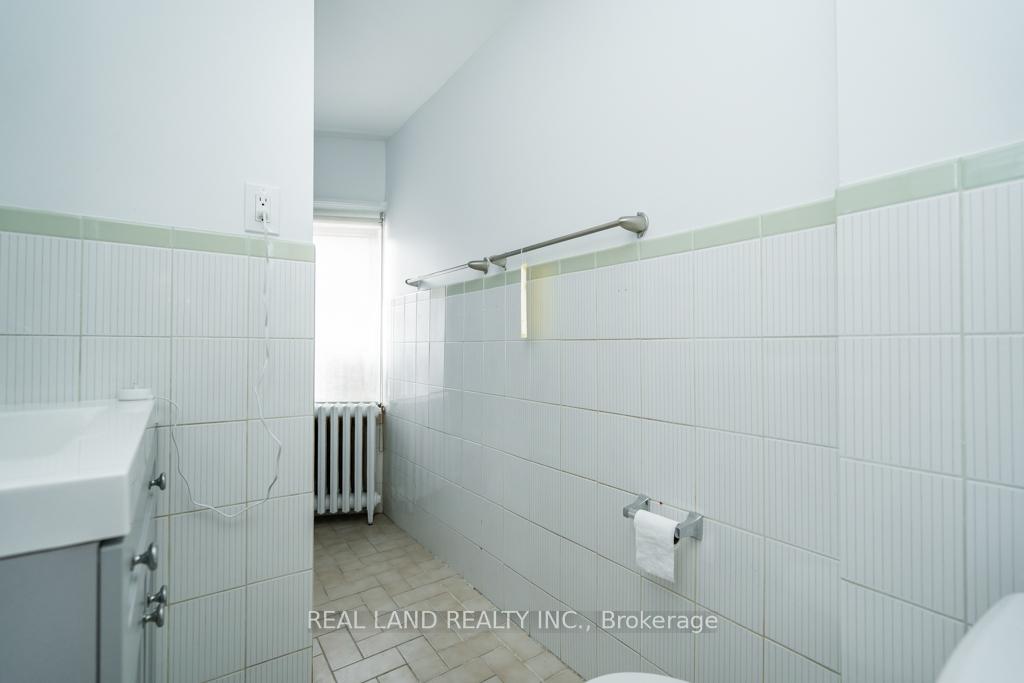 Photo 2 of Unit Upper, 518 Manning Avenue, Toronto, Palmerston-Little Italy — HOMEH