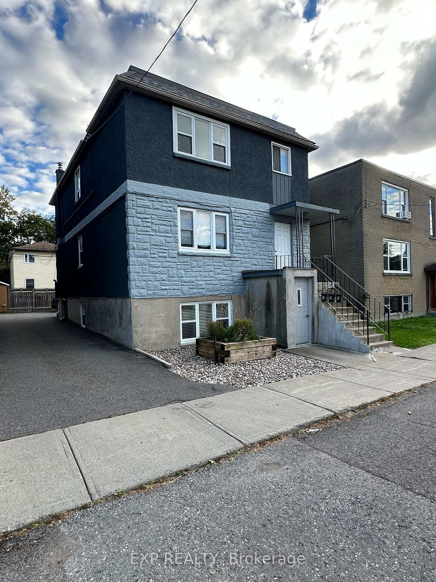 Front of 214 Carillon Street