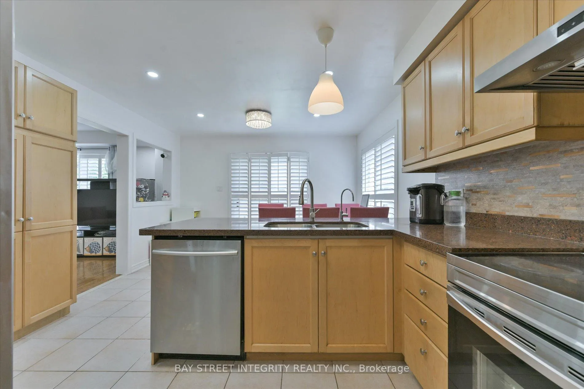 Photo 9 of 32 Sail Crescent, Vaughan, Vellore Village — HOMEH