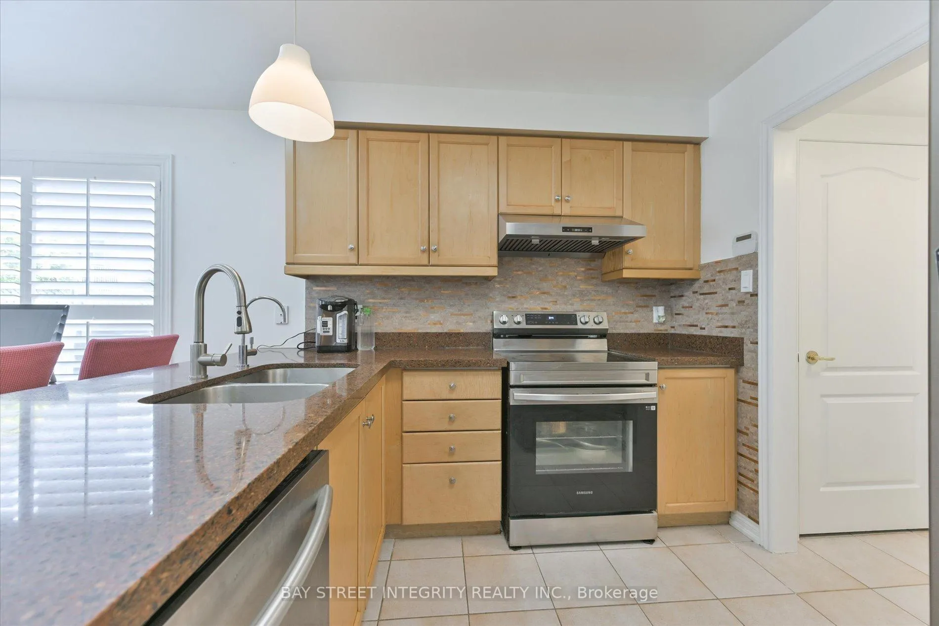 Photo 10 of 32 Sail Crescent, Vaughan, Vellore Village — HOMEH