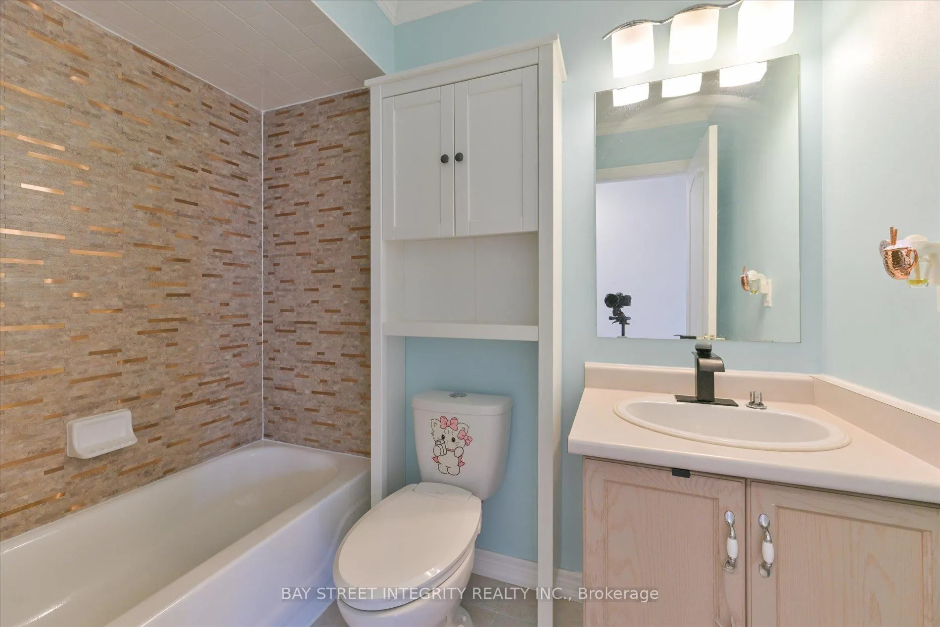 Photo 17 of 32 Sail Crescent, Vaughan, Vellore Village — HOMEH