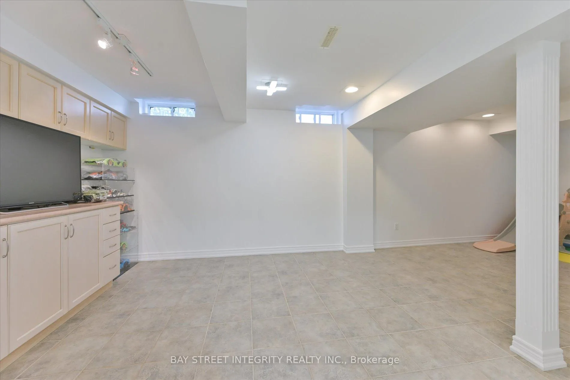 Photo 21 of 32 Sail Crescent, Vaughan, Vellore Village — HOMEH