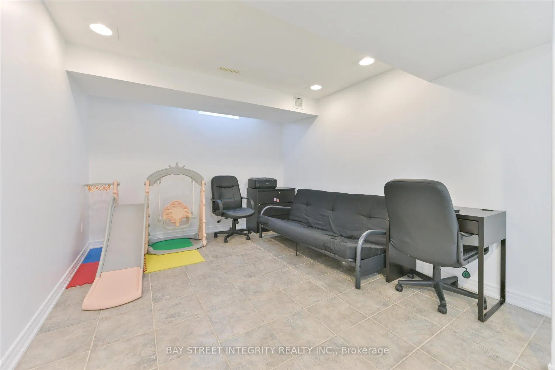 Photo 23 of 32 Sail Crescent, Vaughan, Vellore Village — HOMEH