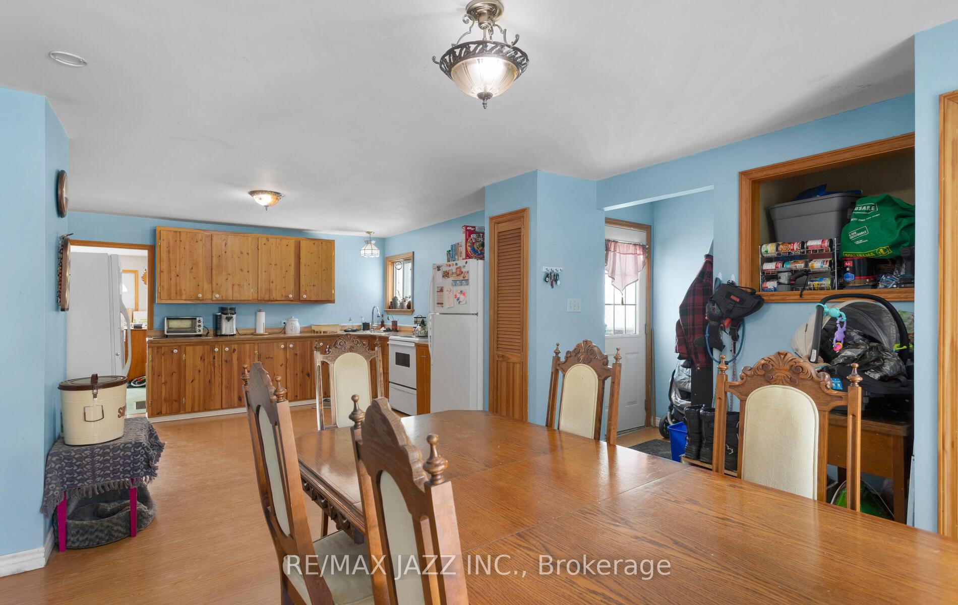 Photo 5 of 35 Maple Street, Uxbridge — HOMEH