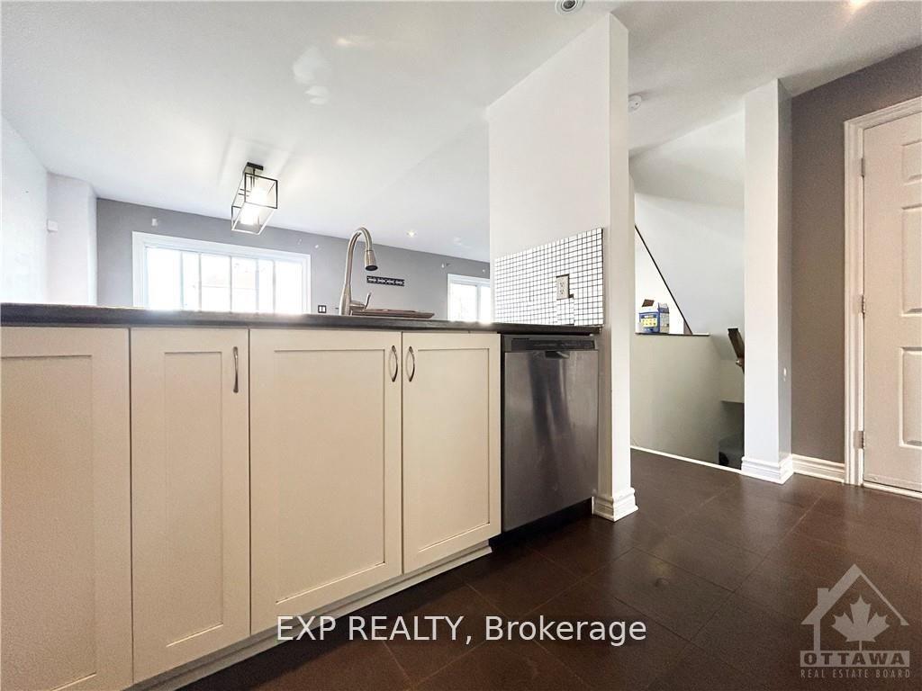 Photo 11 of 649 Clearbrook Drive, Ottawa, Barrhaven - Strandherd — HOMEH