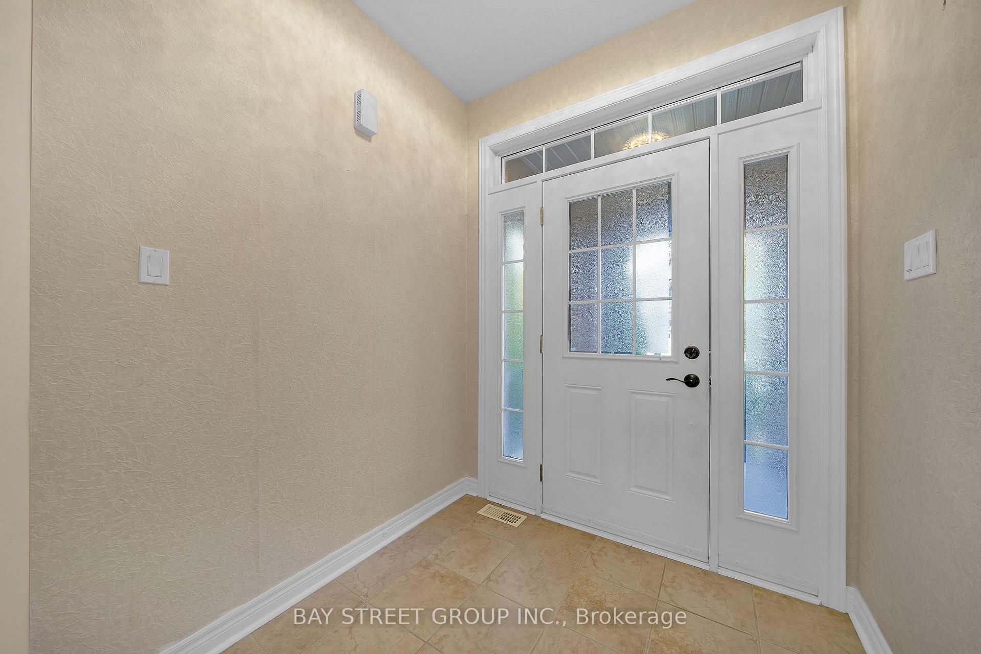 Photo 4 of 8 Carrier Crescent, Vaughan, Patterson — HOMEH