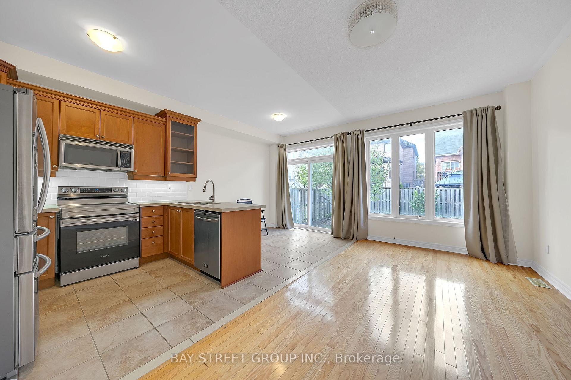 Photo 9 of 8 Carrier Crescent, Vaughan, Patterson — HOMEH