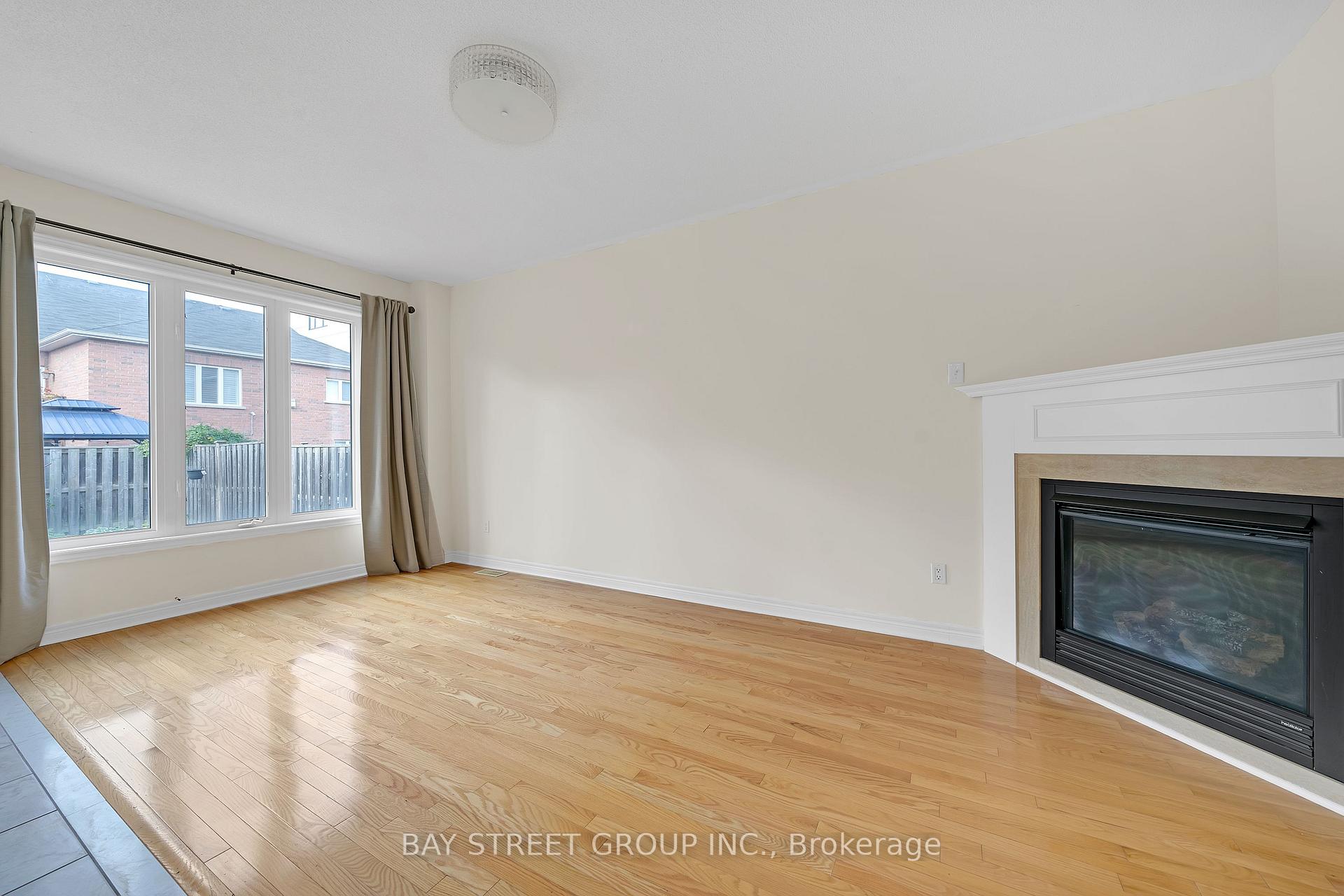 Photo 10 of 8 Carrier Crescent, Vaughan, Patterson — HOMEH