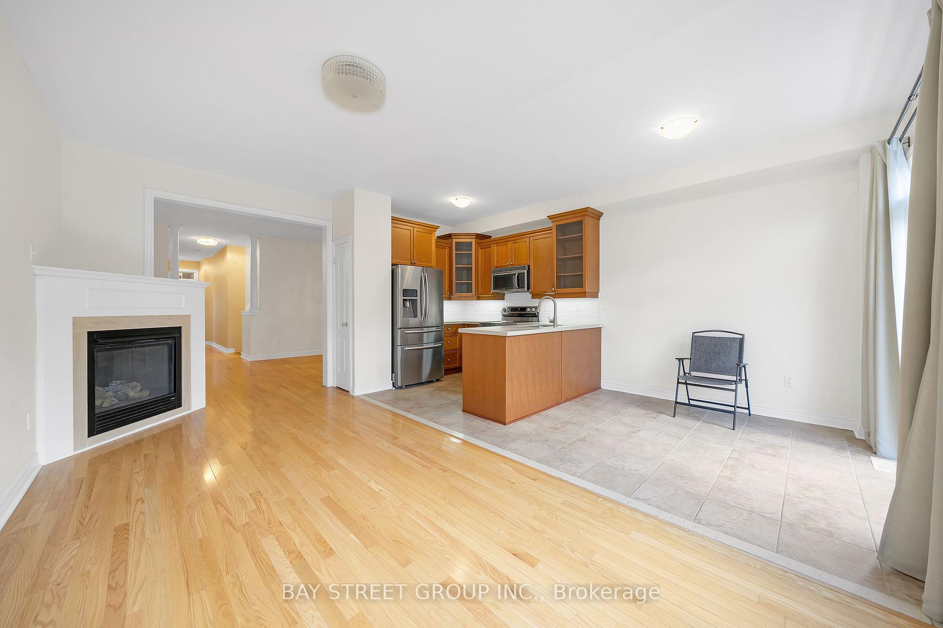 Photo 11 of 8 Carrier Crescent, Vaughan, Patterson — HOMEH