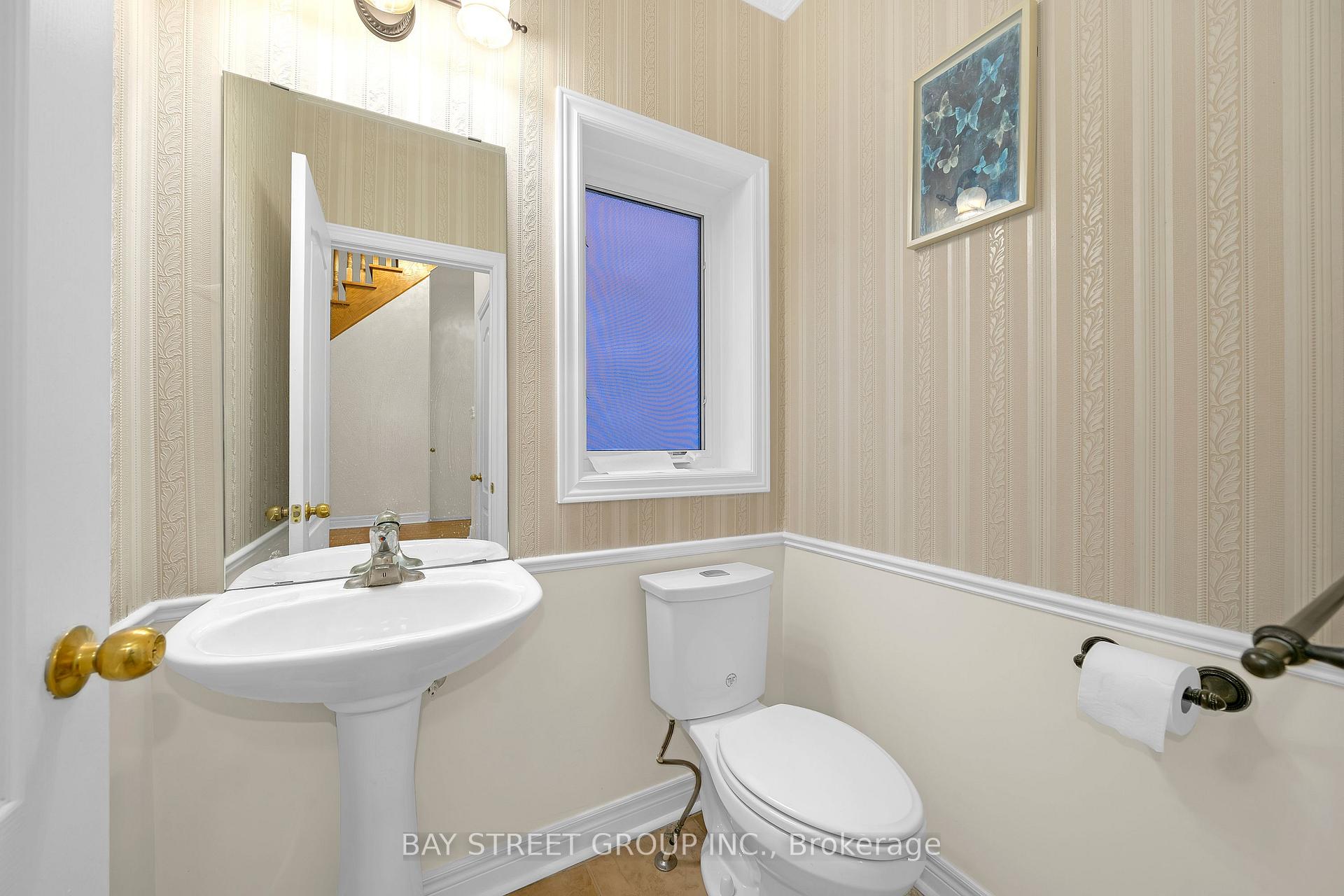 Photo 14 of 8 Carrier Crescent, Vaughan, Patterson — HOMEH