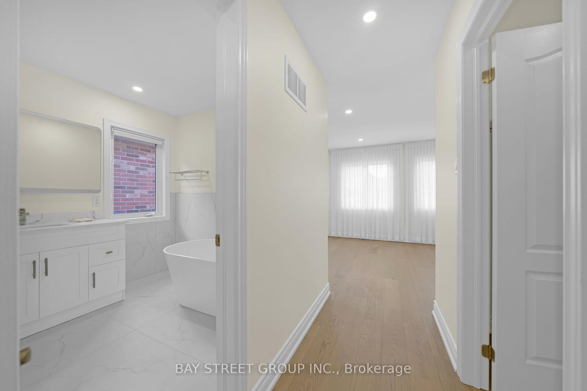 Photo 17 of 8 Carrier Crescent, Vaughan, Patterson — HOMEH