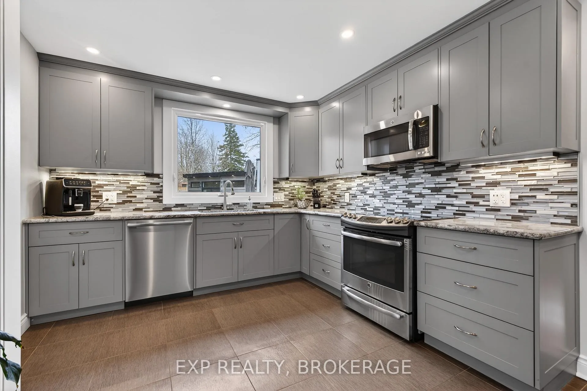 Photo 11 of 9 Stormont Avenue, Kingston, West of Sir John A. Blvd — HOMEH