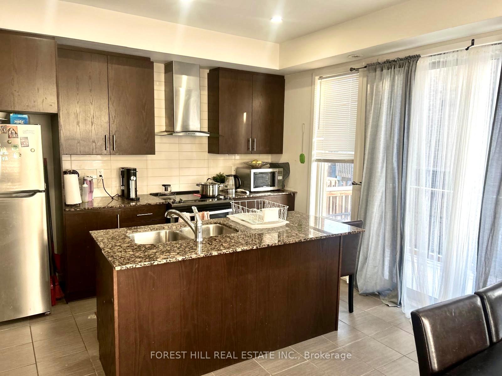 Photo 4 of 142 Salterton Circle, Vaughan, Maple — HOMEH