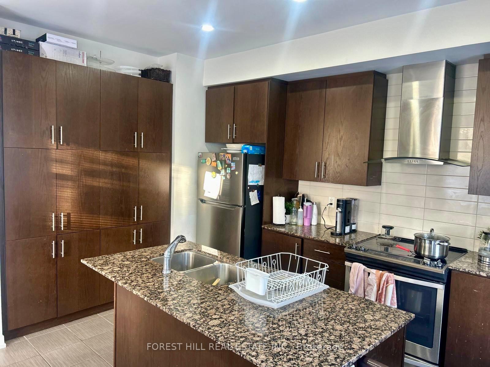 Photo 5 of 142 Salterton Circle, Vaughan, Maple — HOMEH