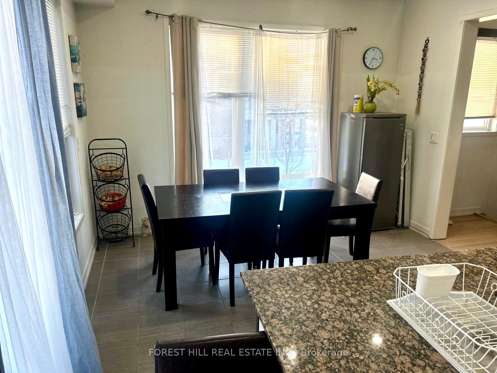 Photo 7 of 142 Salterton Circle, Vaughan, Maple — HOMEH