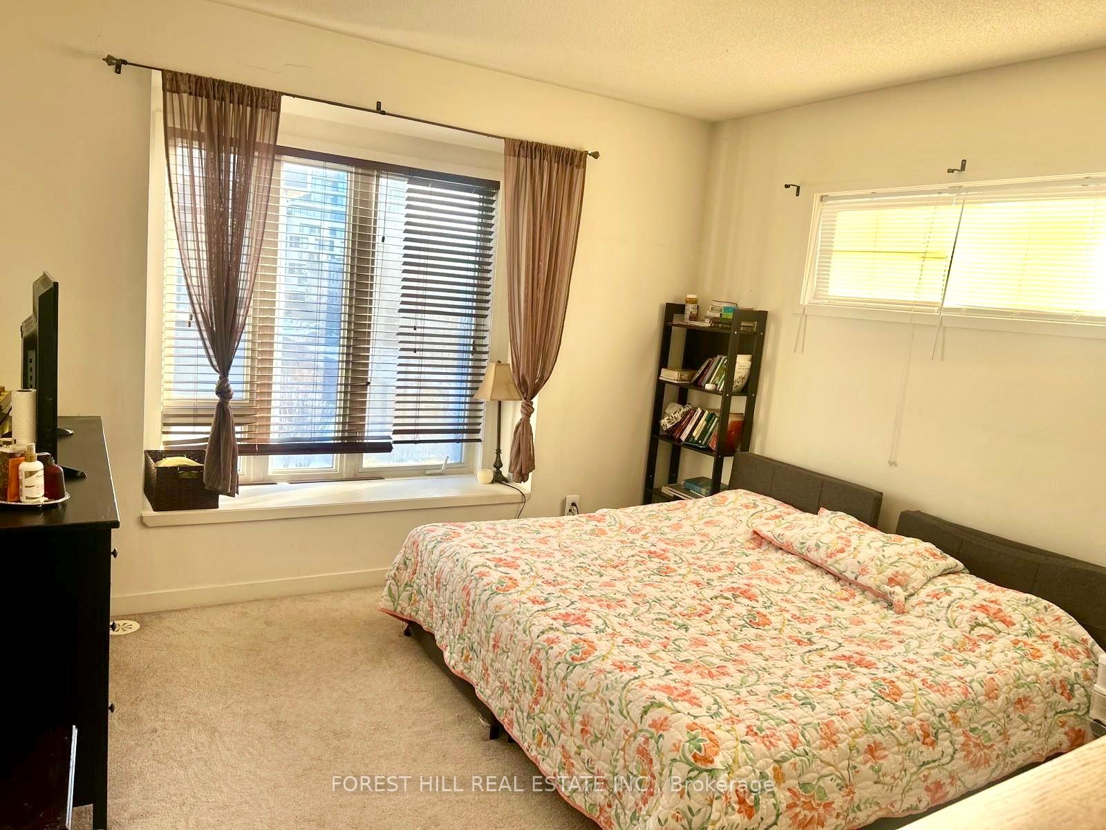Photo 8 of 142 Salterton Circle, Vaughan, Maple — HOMEH