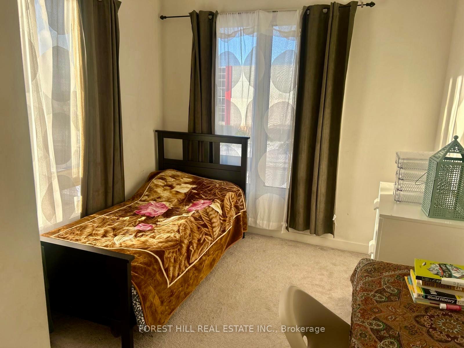 Photo 12 of 142 Salterton Circle, Vaughan, Maple — HOMEH