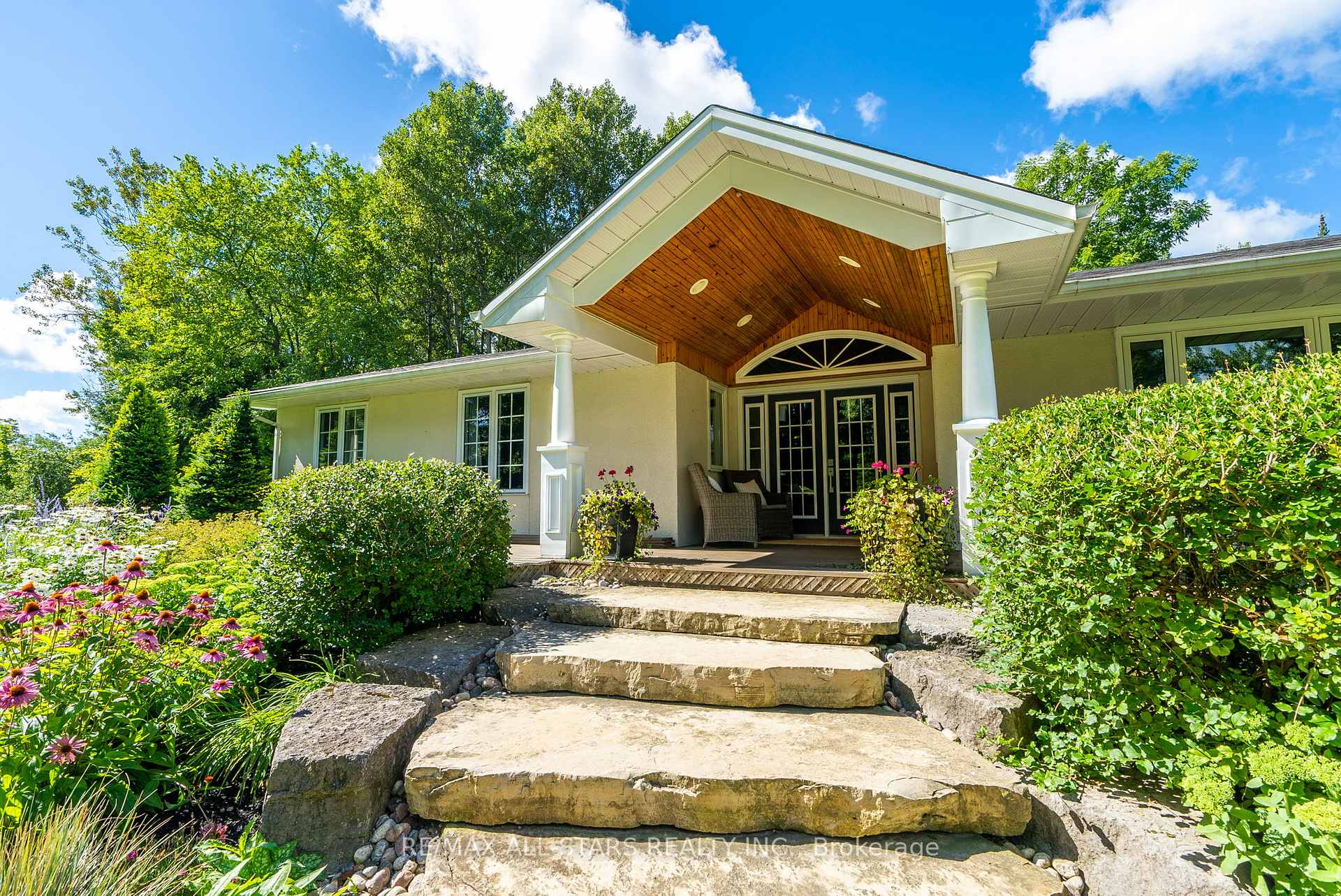 Photo 3 of 523 Davis Drive, Uxbridge, Rural Uxbridge — HOMEH