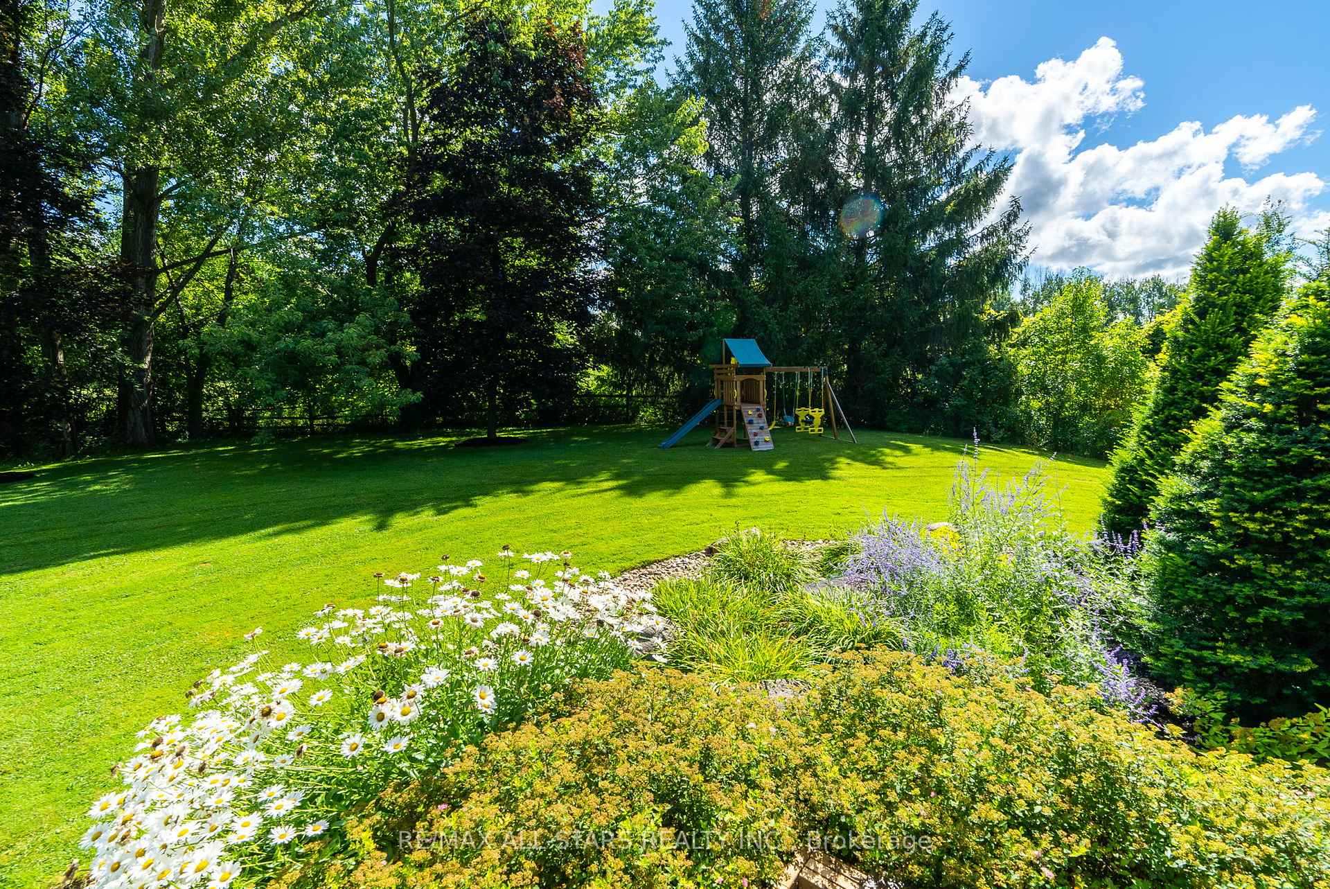 Photo 4 of 523 Davis Drive, Uxbridge, Rural Uxbridge — HOMEH