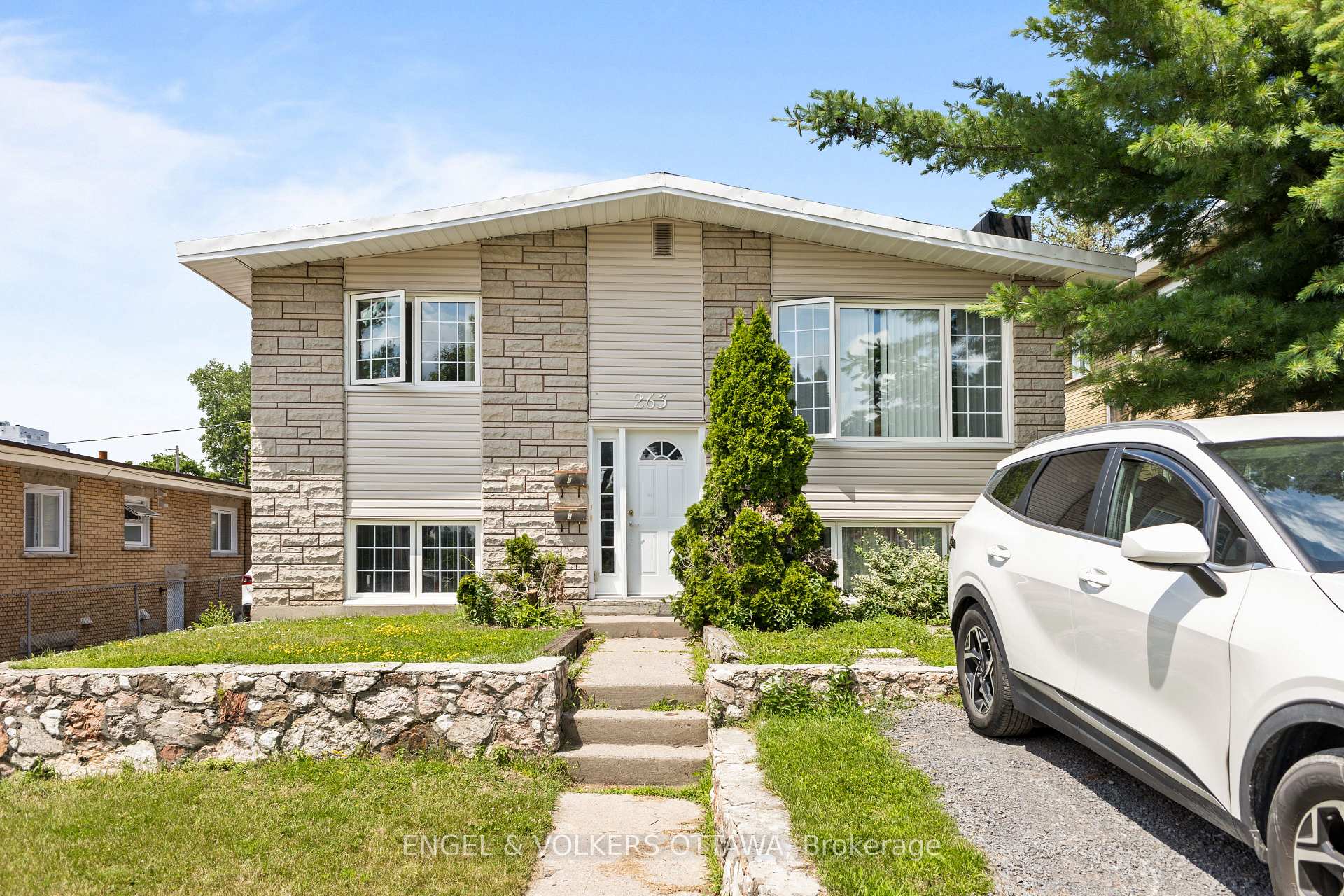 Photo 2 of 263 Michel Circle, Ottawa, Vanier — HOMEH