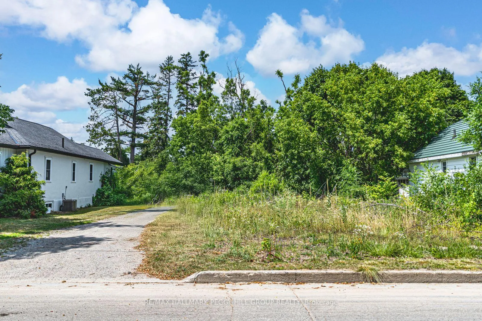 Photo 3 of 40 Perry Street, Barrie, Queen's Park — HOMEH