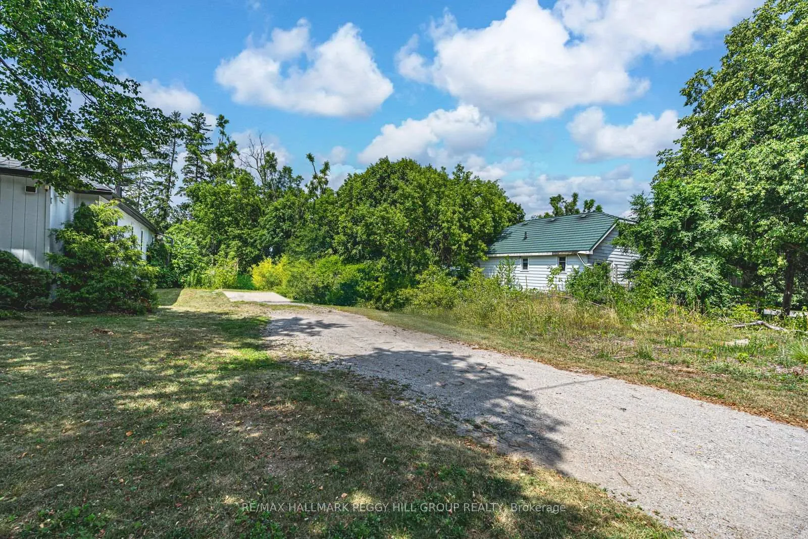Photo 4 of 40 Perry Street, Barrie, Queen's Park — HOMEH