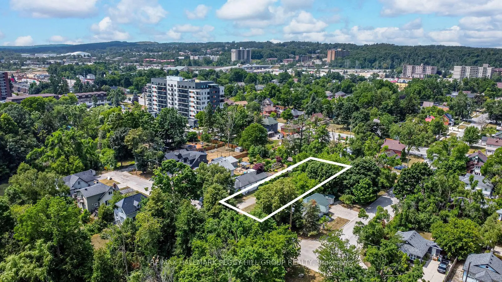 Photo 6 of 40 Perry Street, Barrie, Queen's Park — HOMEH