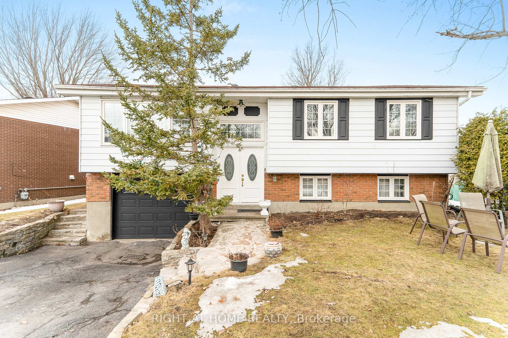Photo 1 of 2049 Quincy Avenue, Ottawa, Beacon Hill North — HOMEH