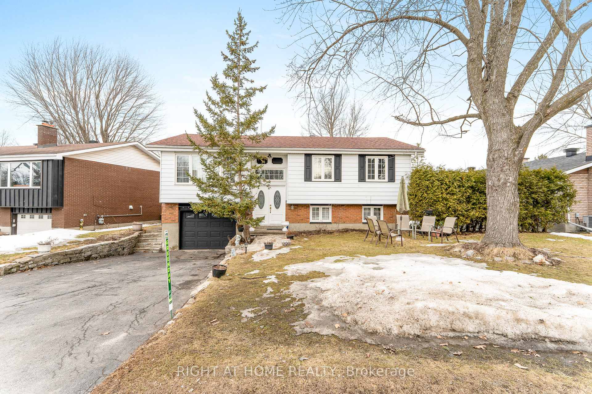 Photo 2 of 2049 Quincy Avenue, Ottawa, Beacon Hill North — HOMEH