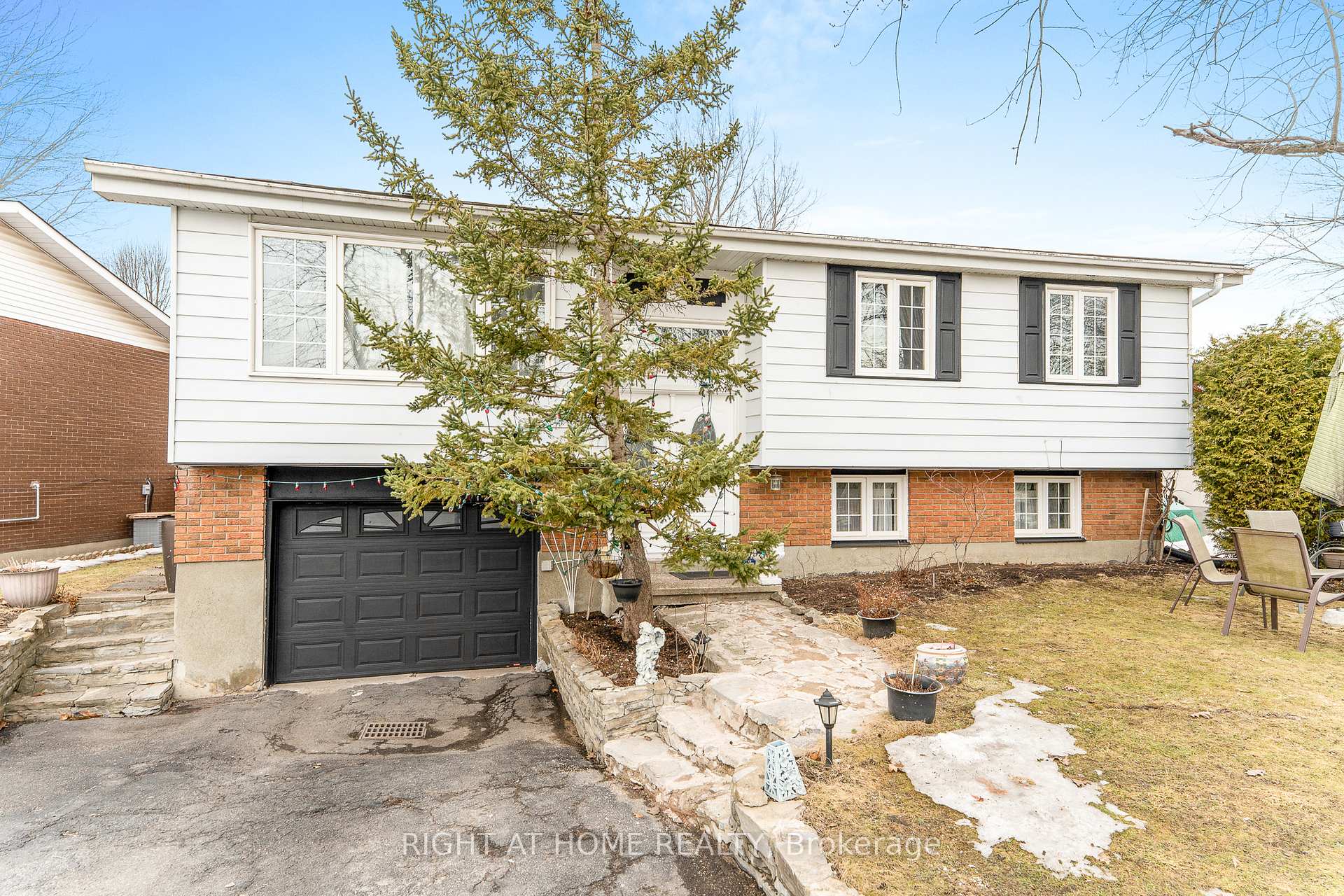 Photo 8 of 2049 Quincy Avenue, Ottawa, Beacon Hill North — HOMEH