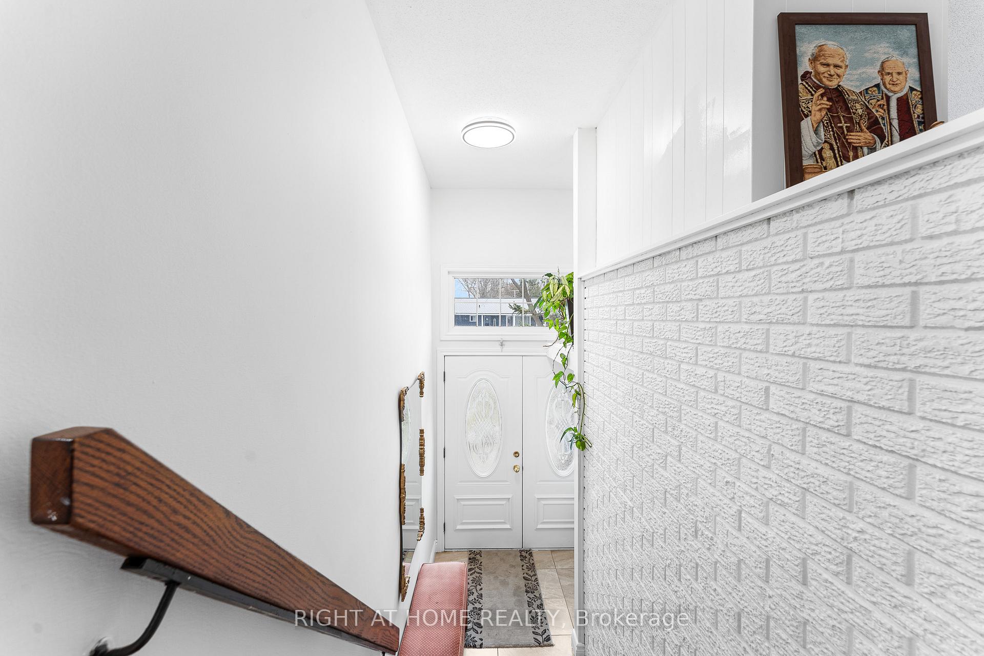 Photo 3 of 2049 Quincy Avenue, Ottawa, Beacon Hill North — HOMEH