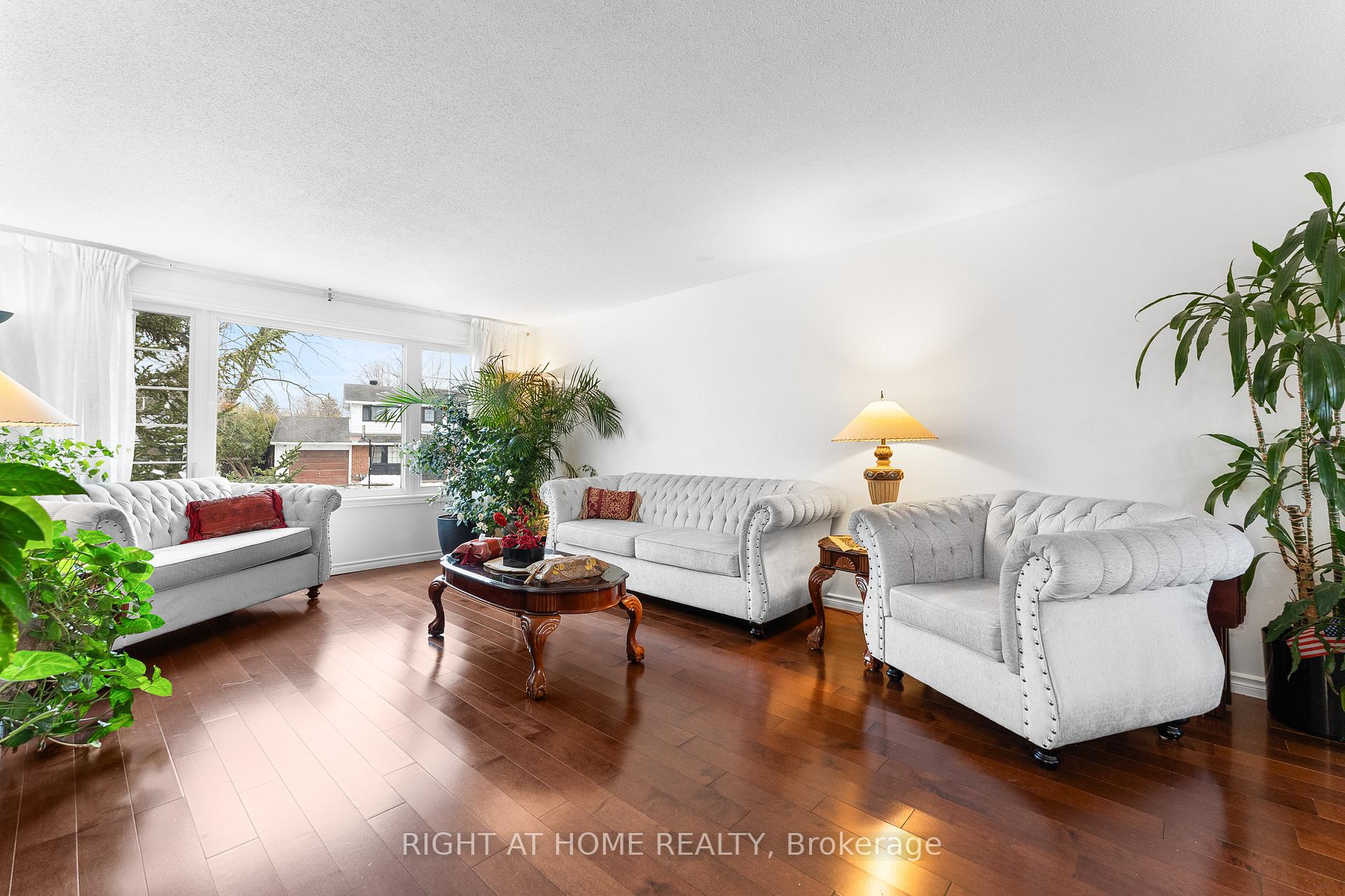 Photo 9 of 2049 Quincy Avenue, Ottawa, Beacon Hill North — HOMEH