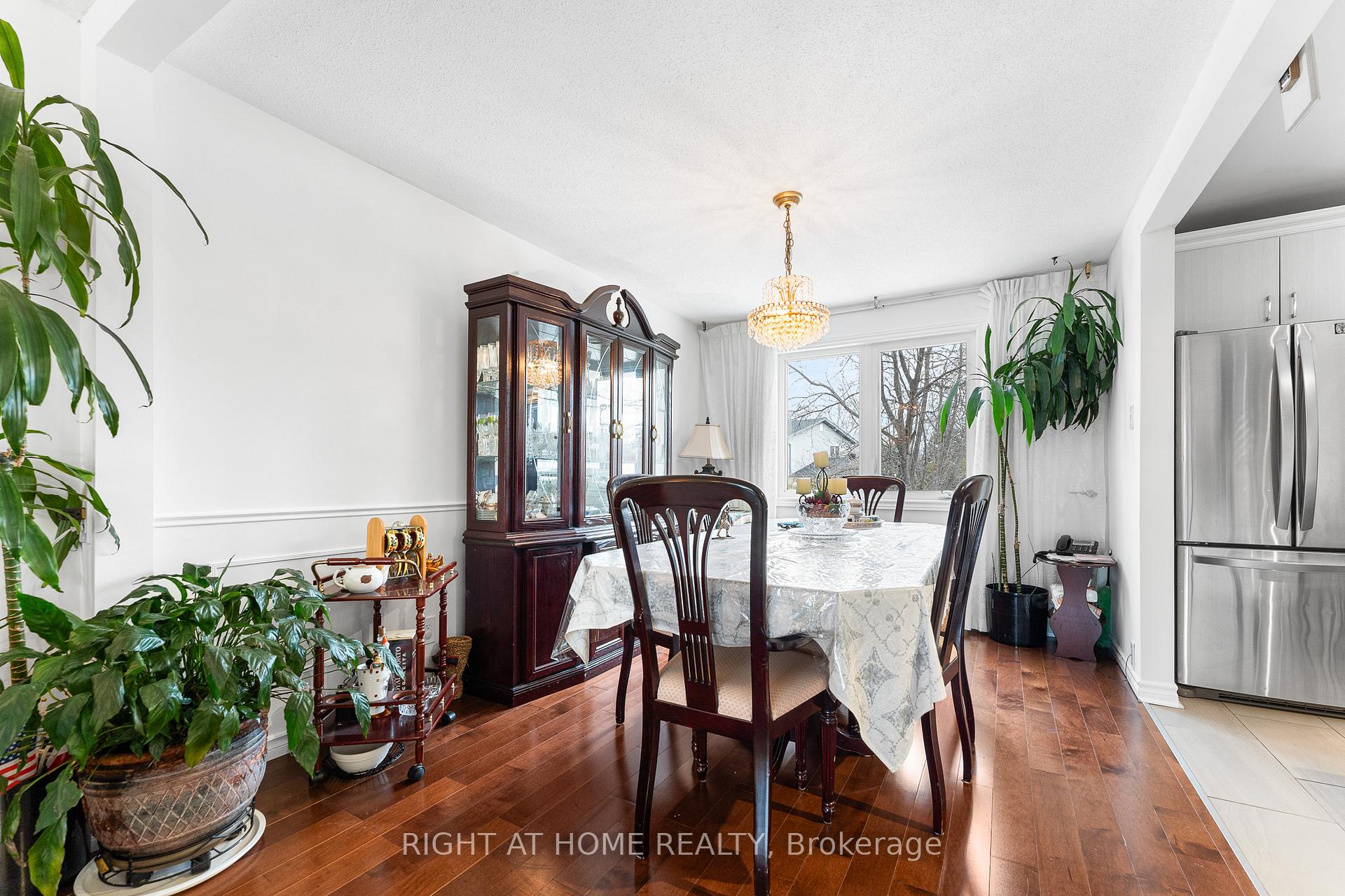 Photo 10 of 2049 Quincy Avenue, Ottawa, Beacon Hill North — HOMEH