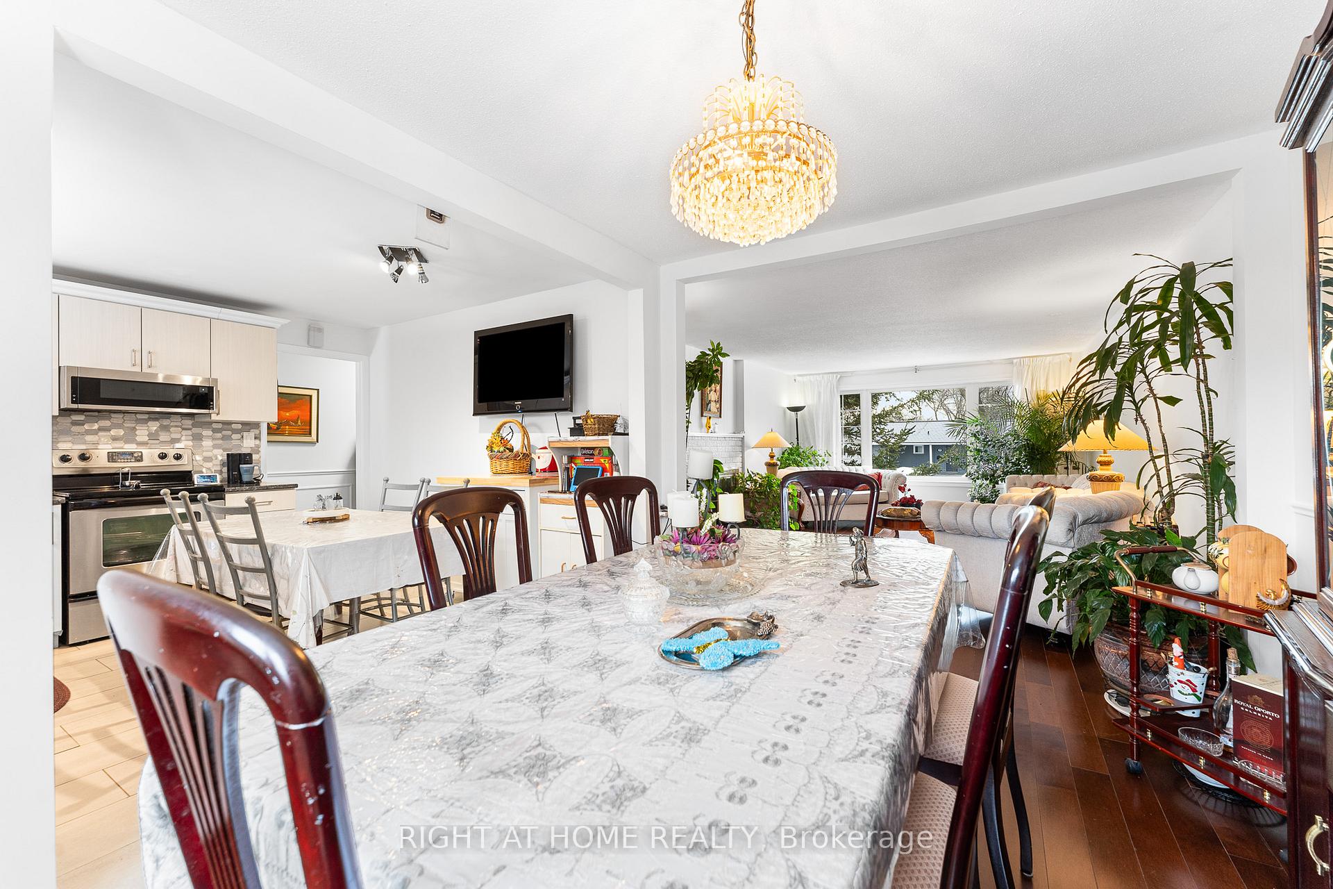 Photo 13 of 2049 Quincy Avenue, Ottawa, Beacon Hill North — HOMEH