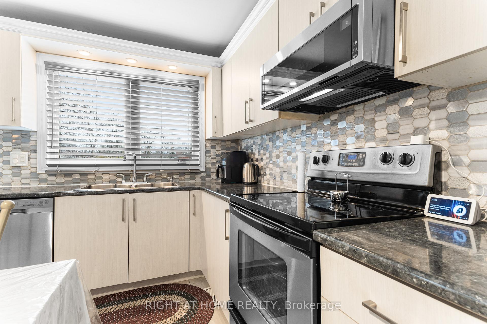 Photo 16 of 2049 Quincy Avenue, Ottawa, Beacon Hill North — HOMEH
