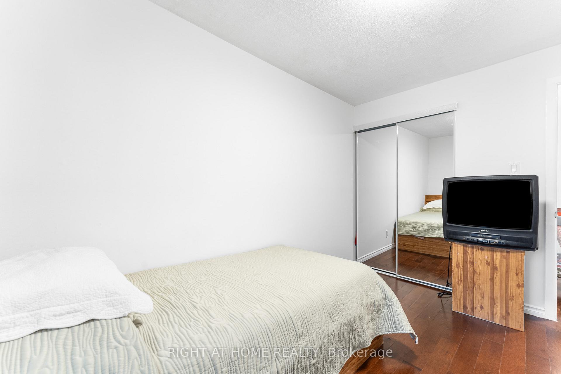 Photo 20 of 2049 Quincy Avenue, Ottawa, Beacon Hill North — HOMEH