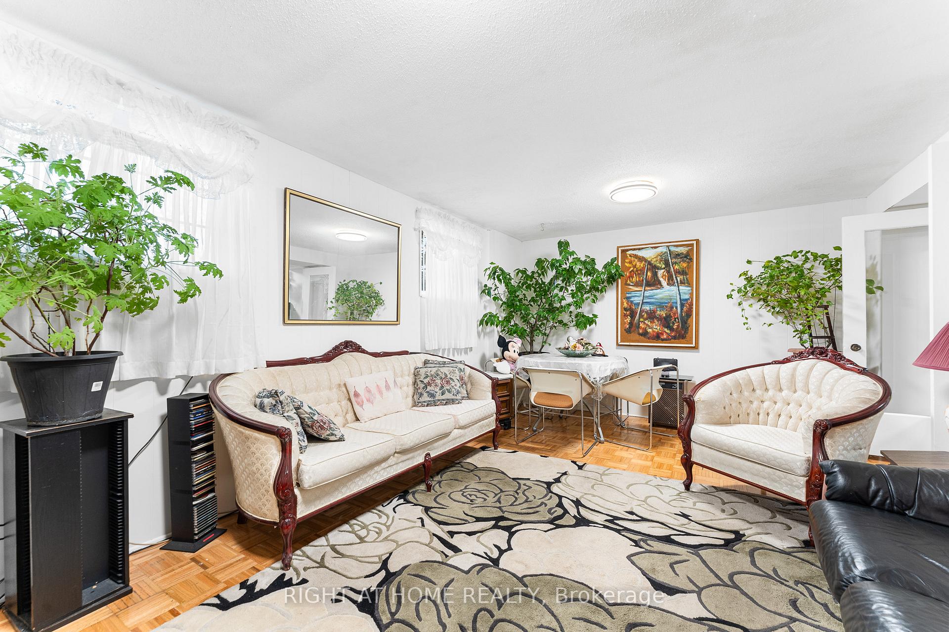 Photo 23 of 2049 Quincy Avenue, Ottawa, Beacon Hill North — HOMEH