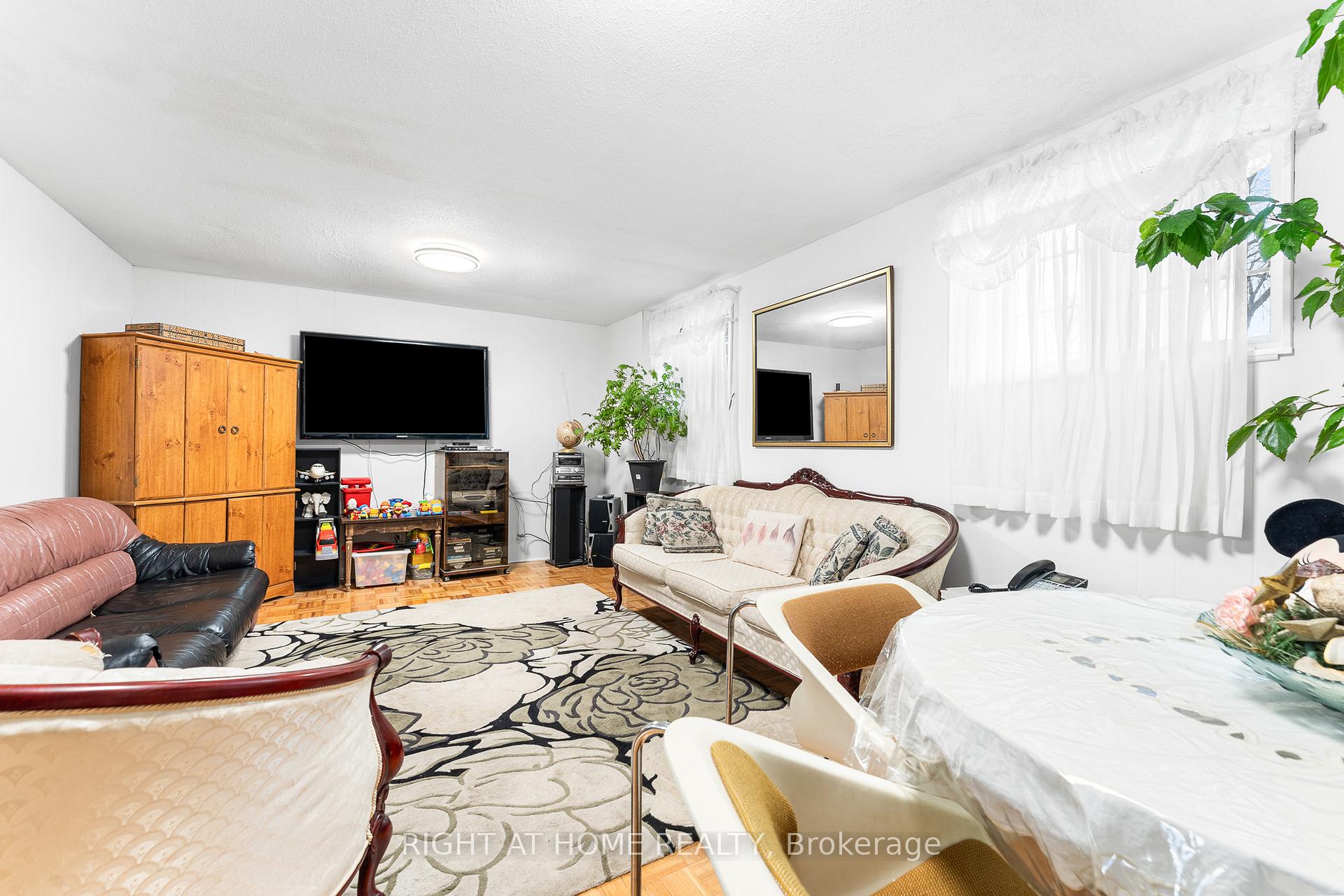 Photo 24 of 2049 Quincy Avenue, Ottawa, Beacon Hill North — HOMEH