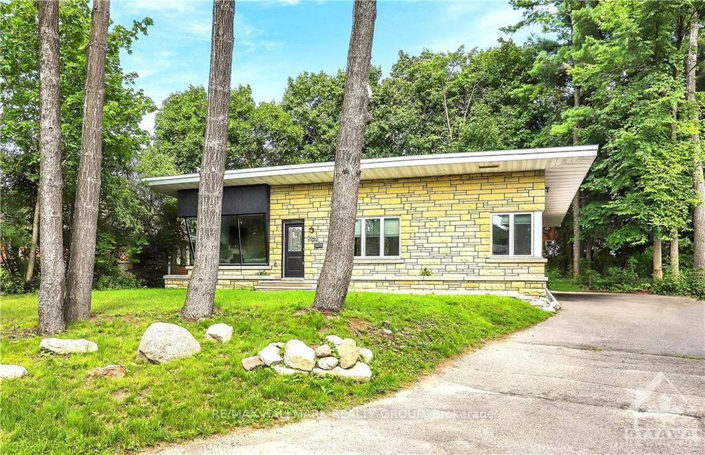 Photo 3 of 2063 Niagara Drive, Ottawa, Applewood Acres — HOMEH