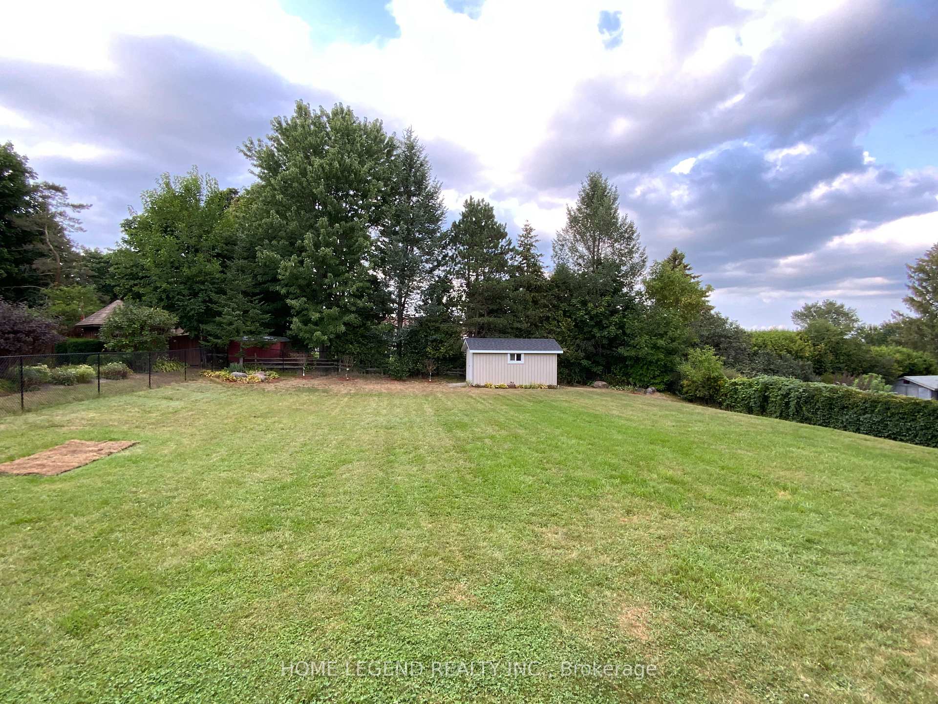 Photo 17 of 20 Young Street, Uxbridge — HOMEH