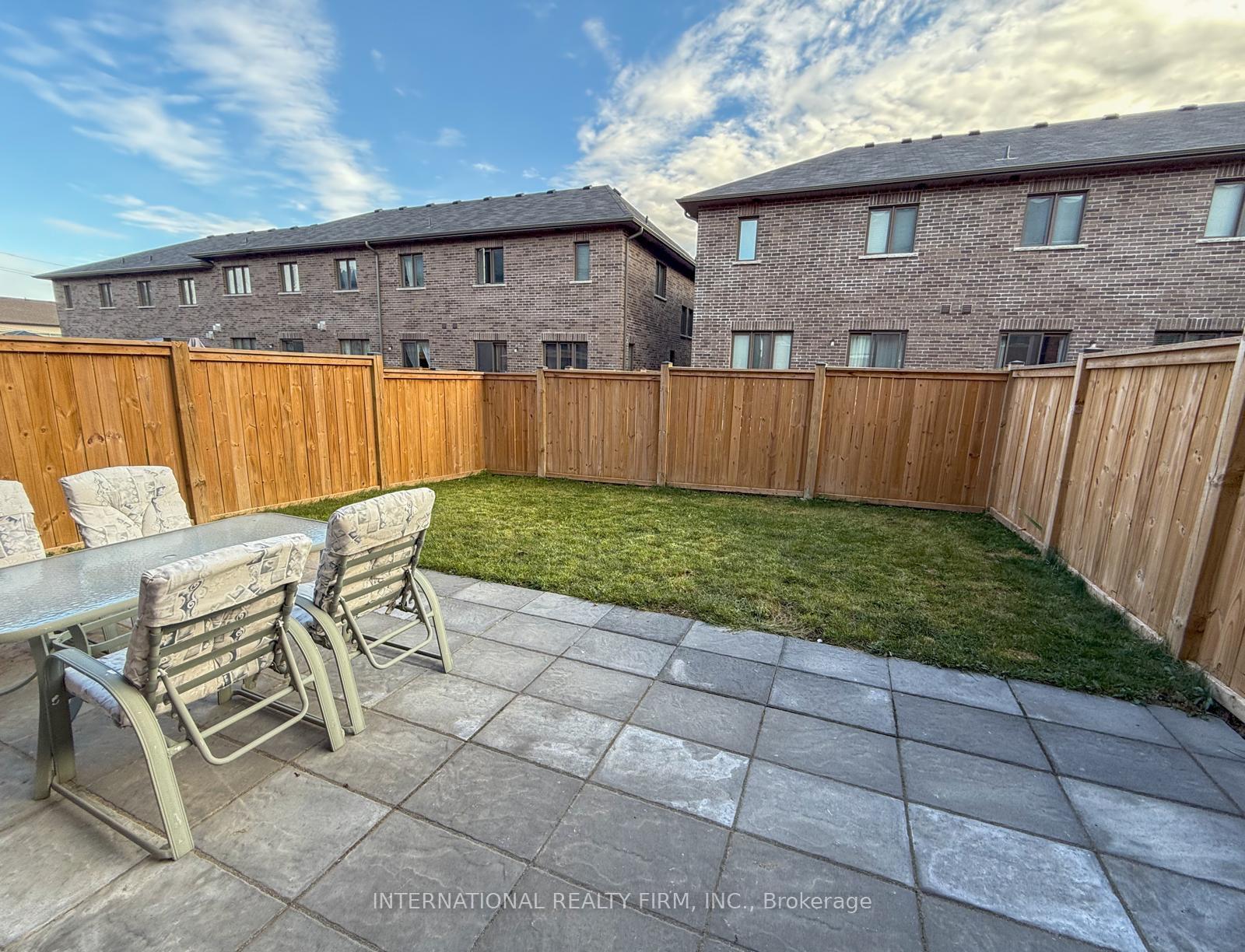 Photo 4 of 12 Gord Matthews Way, Uxbridge — HOMEH