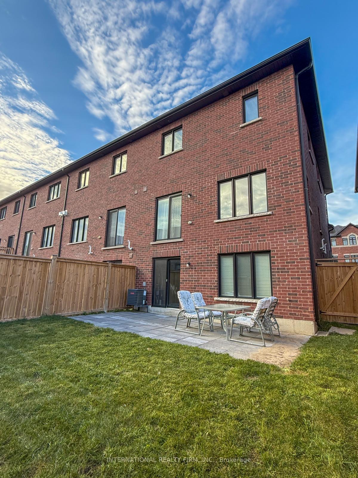 Photo 5 of 12 Gord Matthews Way, Uxbridge — HOMEH