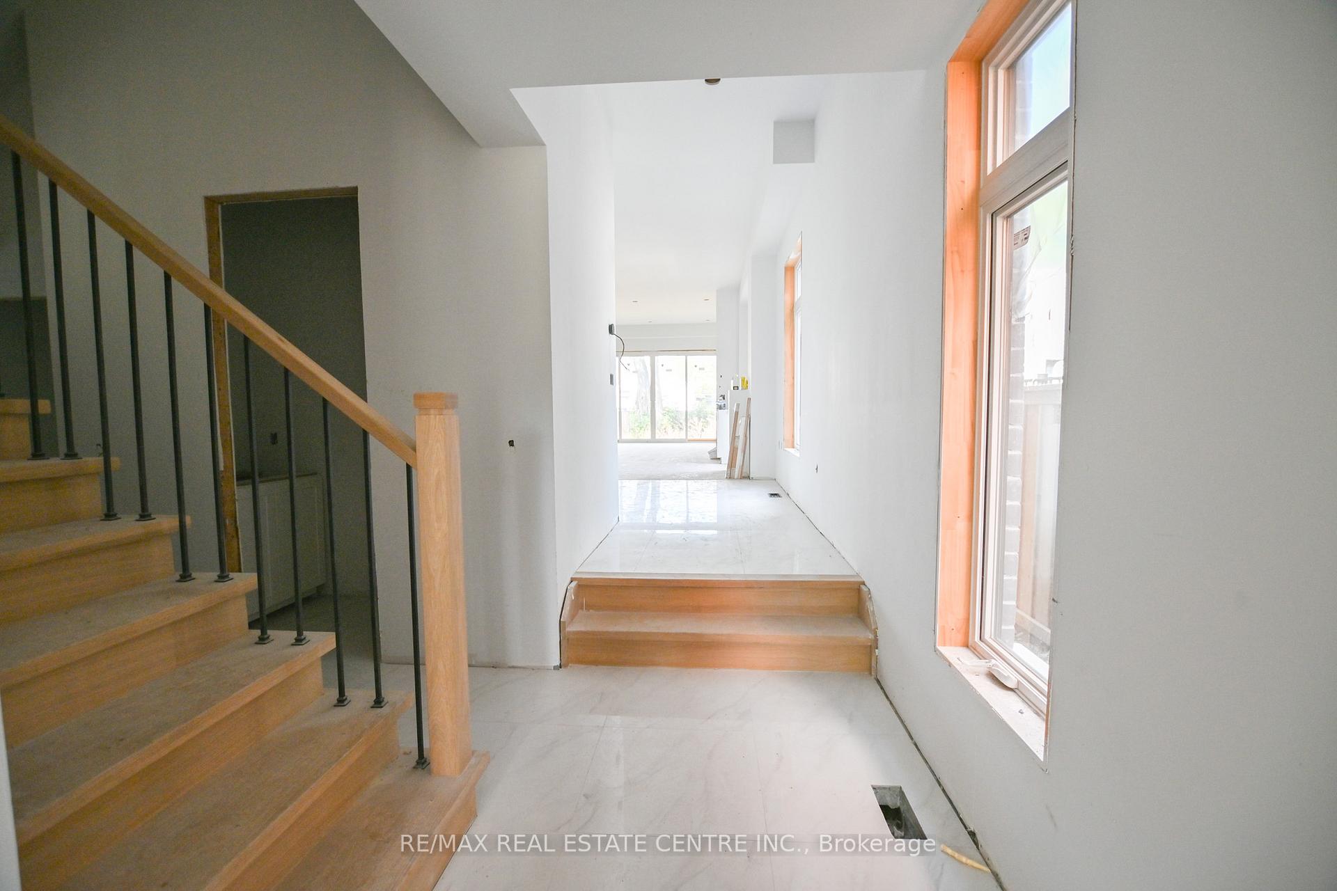 Photo 2 of 24 Rainbow Drive, Vaughan, West Woodbridge — HOMEH