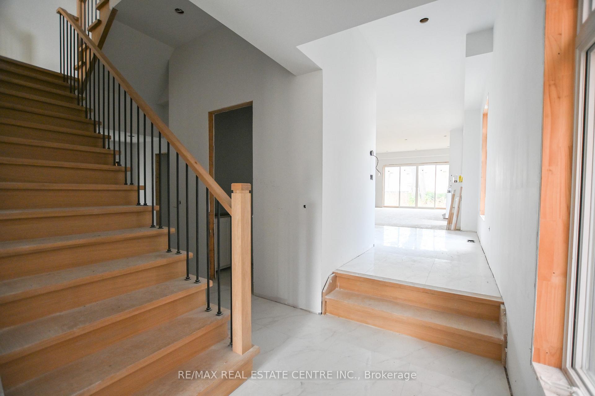 Photo 3 of 24 Rainbow Drive, Vaughan, West Woodbridge — HOMEH
