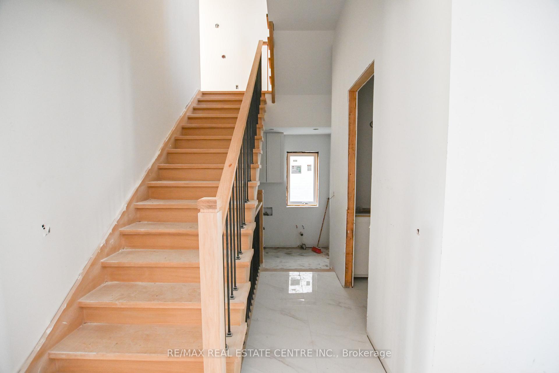 Photo 4 of 24 Rainbow Drive, Vaughan, West Woodbridge — HOMEH